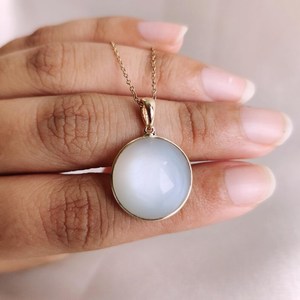 Pendentif en or 14 carats avec pierre de lune blanche naturelle, coupe ronde, 17x17mm, bijoux fins et élégants pour femmes, bijoux en or de luxe faits à la main - Product Image 3