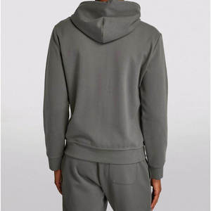 Una sudadera con capucha sencilla pero a la moda que permite a los hombres crear conjuntos informales cómodos y bien coordinados. - Product Image 2