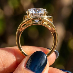 Bague de fiançailles solitaire OM GEMS tendance en or jaune 14 carats avec diamant de laboratoire certifié IGI taille ronde 2 carats serti clos - Product Image 3