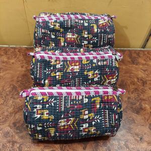 Juego de Tres Bolsas de Maquillaje de Algodón Acolchado Indio, Ecológicas, con Estampado a Mano, de Gran Capacidad, Resistentes al Agua, para Primavera/Invierno - Product Image 1