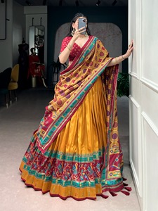 Lehenga et chemisier en soie Tasar imprimés avec motifs emblématiques et paillettes, et dupatta en soie Tasar imprimée et ornée de dentelle Gota Patti. - Product Image 5