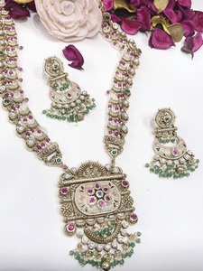 Ensemble collier et boucles d'oreilles en laiton plaqué or de qualité supérieure avec longues pierres de moissanite pour femmes, idéal pour les mariages et les occasions festives - Product Image 3