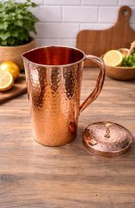 Ensemble de carafes en cuivre pour une inspiration de décoration de cuisine rustique, ensemble de service d'eau en métal avec verres, durable et réutilisable pour la cuisine et la salle à manger. - Product Image 5