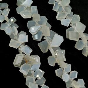 Piedra lunar blanca natural facetada, forma escaleno, cuentas de piedra preciosa tipo briolette para la fabricación de joyería, cuentas de piedra lunar facetadas al por mayor. - Product Image 1