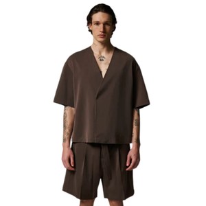 Chemise tissée élégante pour homme, manches courtes, col en V, style minimaliste, couleur marron unie, fabrication OEM, vente en gros, production en vrac - Product Image 6