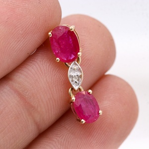 Pendentif Goutte en Or Jaune Massif 14K avec Double Ovale Rubis et Diamants, Bijou Géométrique en Pierre Précieuse pour Femme, Idéal pour les Fêtes - Vente en Gros - Product Image 1