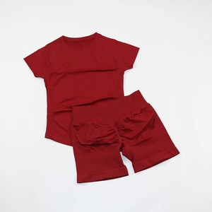 ชุดโยคะไร้รอยต่อ ชุดออกกำลังกายผู้หญิง เสื้อแขนสั้นรัดรูป กางเกงยิมขาสั้นรัดสะโพก ชุดออกกำลังกายผู้หญิง ชุด 2 ชิ้น - Product Image 1