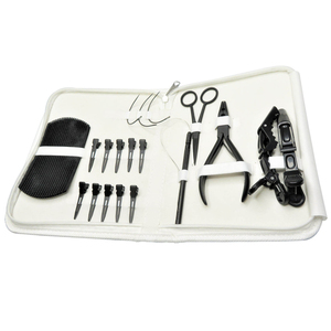 Kit d'outils pour extensions capillaires en acier inoxydable, avec étui de voyage blanc, comprenant des pinces de salon petites et grandes, des anneaux de séparation, des aiguilles en C et des pinces. - Product Image 1