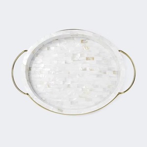 Bandeja ovalada hecha a mano con diseño minimalista de mosaico de conchas y asas de metal, diseño contemporáneo para decoración del hogar. - Product Image 1