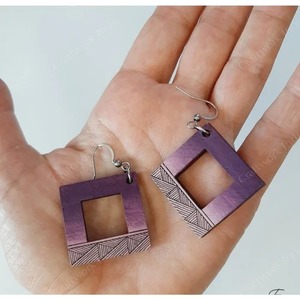 Pendientes Largos de Madera Púrpura Únicos y Elegantes en Oferta, Joyería de Moda para Ocasiones Especiales, Suministro Disponible en Todo el Mundo - Product Image 2