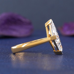 แหวนเพชรเม็ดเดี่ยวทรงลูกแพร์ 2.02 กะรัต เพชรเลี้ยงในห้องปฏิบัติการ ทอง 14K สำหรับงานหมั้นและงานแต่งงาน ความใส VS1 ดีไซน์เรขาคณิตสำหรับเจ้าสาว - Product Image 3