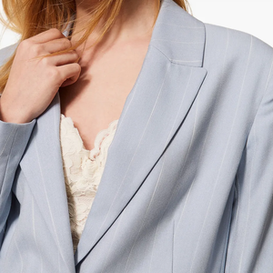 Blazer para Mujer al por Mayor, Fabricado en Fábrica, Azul Claro con Rayas Finas, Solapa con Muescas, Bolsillos con Solapa, Corte Entallado, Estilo Oficina - Product Image 6