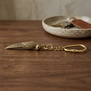 Llavero de ala de águila de latón dorado antiguo con detalles intrincados de plumas, anillo decorativo de metal, regalo único inspirado en aves - Product Image 2