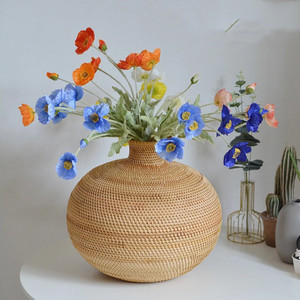 Grand vase décoratif doré avec fleurs et branches, présentant un vase à fleurs en rotin durable, produit phare. - Product Image 6