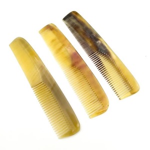 Peine de cuerno natural hecho a mano de alta calidad y personalizado para peinar el cabello, hecho con cuerno de búfalo auténtico. - Product Image 2