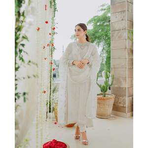 ผ้าจอร์เจียปักลวดลายเสื้อทำงานด้านล่างสีขาว - Product Image 1