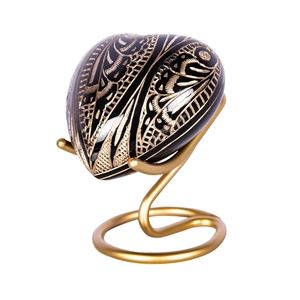 Urne funéraire en laiton noir gravée sur mesure en forme de cœur pour cendres humaines, avec motif géométrique doré complexe et étui en velours - Product Image 4