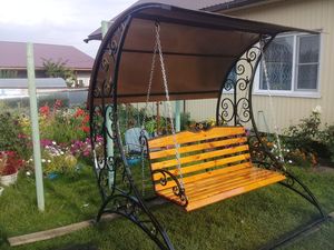 Balançoire vintage en fer forgé - Magnifique chaise suspendue en métal pour véranda, idéale pour se détendre dans le jardin, la cour et la terrasse. - Product Image 3