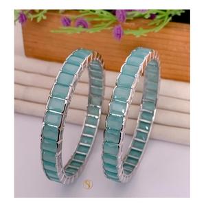 Ensemble de bracelets en laiton pour femmes de qualité supérieure avec un design unique, idéal pour les soirées et les occasions spéciales, provenant d'un fournisseur indien. - Product Image 3