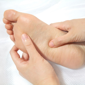 Gel Cremoso de Masaje Calentador Ashiraku de Calidad Japonesa con Proteoglicanos y Extracto de Jengibre para Aliviar la Hinchazón y la Fatiga de las Piernas, 80g - Product Image 3