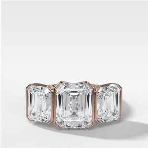 Bague de fiançailles moderne en or massif 10K 14K 18K avec trois diamants de laboratoire taille émeraude de 3 carats sertis clos, idéale pour une demande en mariage ou un mariage - Product Image 5