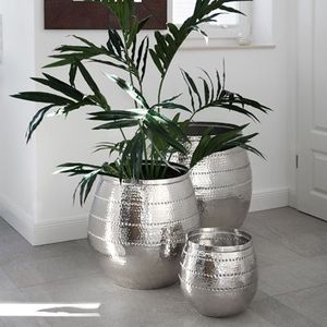 Vase en métal argenté impressionnant pour accentuer une étagère avec une touche artistique contemporaine - Product Image 1