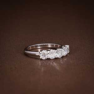Bague de mariage classique en argent 925 avec cinq pierres de moissanite taille ronde et diamant, un cadeau raffiné pour femme - Product Image 3