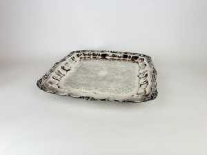 Plateau de service vintage en métal plaqué argent avec montures en plomb, reproduction de style anglais ancien, motif gravé en spirale - Product Image 2