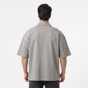 เสื้อเชิ้ตทรงหลวมสีเทาสุดหรูสำหรับผู้ชาย ปกคอพับ แขนสั้น ทรงบ็อกซี่ สไตล์ลำลอง รับสั่งพิมพ์ลายตามแบบ OEM แบรนด์ส่วนตัว - Product Image 2