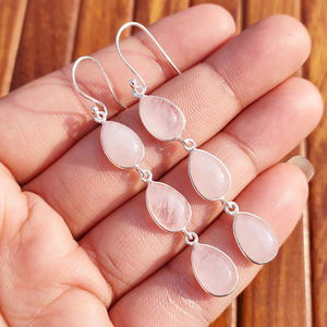 Pendientes Elegantes de Cuarzo Rosa con Triple Gota de Piedra Preciosa Rosa, Joyería Plateada - Product Image 1