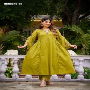 ชุดคุณภาพดีที่สุด PV-Chanderi พร้อมลายดอกไม้หลายเส้นและแขนเสื้อทรงระฆัง Anarkali Kurti พร้อมกางเกงและผ้าคลุมไหล่เข้าชุด ผู้ส่งออกจากอินเดีย - Product Image 1