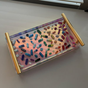 Plateau de service en résine époxy avec finition géode et poignées en métal pour l'hôtellerie et les cadeaux - Product Image 1