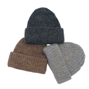 Bonnets en mohair tricotés chauds, directement de l'usine, avec couleurs personnalisées pour les marques de mode et les fournitures de vêtements en gros - Product Image 1