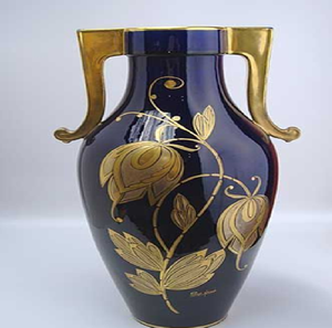 Vase compact bleu marine avec des superpositions de feuilles de ginkgo argentées brillantes et un rebord poli, disponible à prix de gros. - Product Image 2