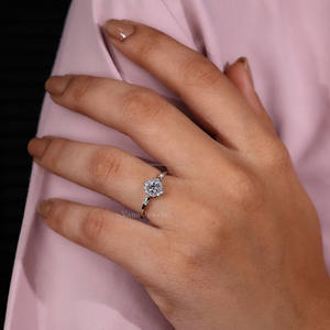 Anillo de compromiso de diamantes cultivados en laboratorio con diamantes de corte hecho a mano Halo ecológicos para aniversario ético Su colección Crete - Product Image 4