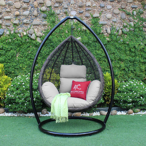 Ensemble de chaises suspendues de patio haut de gamme avec tressage en osier - Product Image 1