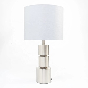 Lampe de table en métal à plusieurs niveaux Atlas avec abat-jour en lin, finition nickel brossé, base stable pour la décoration de la chambre à coucher et du salon - Product Image 2