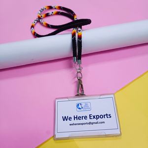 สร้อยคอประดับลูกปัดหลากสีสัน ทำด้วยมือ พร้อมบัตรประจำตัว แสดงออกถึงดีไซน์ที่มีชีวิตชีวาของช่างฝีมือ และแบรนด์ที่เป็นมืออาชีพ ใส่แล้วดูดีอย่างมีสไตล์ - Product Image 1