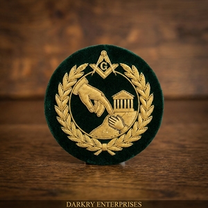 Insignes maçonniques personnalisés : Broderie en fil d'or, Badge artisanal, Couronne de laurier du Temple, Écusson en velours vert, Emblèmes maçonniques - Product Image 1