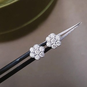 Boucles d'oreilles clous fleur pavées de diamants en argent sterling 925, élégantes pour mariage, fête ou usage quotidien, sertissage à griffes, haute qualité - Product Image 3