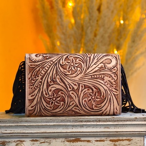Bolso Cruzado de Cuero Genuino Venus Leathers, Estilo Western, Hecho a Mano, con Patrón Floral y Letras, Cierre de Cremallera, 45-55cm - Product Image 2