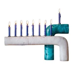 Ménorah Hanoucca moderne et artistique, bleu et blanc, design sculptural pour une décoration de table de fête élégante - Product Image 1