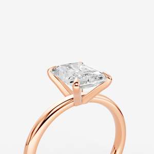 Anillo Solitario Clásico Radiante de Diamante de Laboratorio Hecho a Mano de Lujo Natural en Oro Amarillo de 18K con Engaste de Puntas para Compromiso - Product Image 1