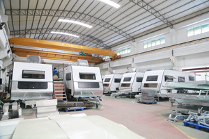 รถบ้านหรูหราพร้อมห้องครัว พื้นที่นอน และดีไซน์ไฟเบอร์กลาสทันสมัย - Product Image 2