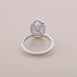 Anillo de Compromiso con Diamante Cultivado en Laboratorio de Corte Ovalado de 3.00Ct con Banda Pavé con Halo Oculto en Plata de Ley 925 Sólida - Product Image 4