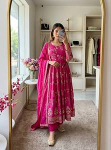 Ensemble Anarkali en coton brodé rose avec dupatta, tenue traditionnelle indienne et pakistanaise pour femmes, coupe longueur cheville, vêtement décontracté - Product Image 2