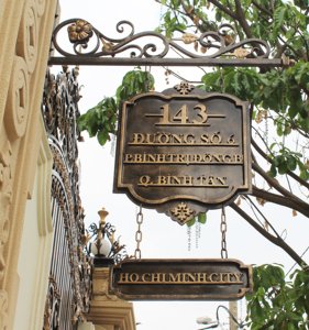 Plaque de numéro de maison traditionnelle en fer forgé, ovale noire avec lettres dorées, pour usage extérieur, hôtel, villa, design graphique - Product Image 3