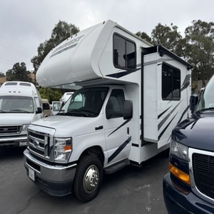 Camping-car de luxe pour voyages en famille, avec climatisation et équipements de cuisine, à vendre - Product Image 1
