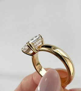 Anillo de Diamante Cultivado en Laboratorio con Corte Cojín de Nuevo Diseño, Moderno, con Halo Oculto en el Tallo Dividido, Oro Sólido de 14K, 3.00CT, VVS+, Color EF - Product Image 3