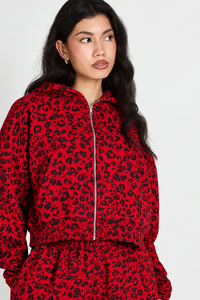 Conjunto de dos piezas para mujer al por mayor con estampado de leopardo rojo, sudadera con capucha y cremallera, y pantalones de cintura alta de pierna ancha para deporte y uso casual. - Product Image 4